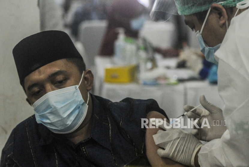 Tenaga kesehatan menyuntikkan vaksin Covid-19 kepada pengurus Majelis Ulama Indonesia (MUI) di Kantor MUI, Jakarta, Rabu (3/3). Sebanyak 500 orang yang terdiri atas ulama, pimpinan, dan pengurus MUI menjalani vaksinasi Covid-19 yang terbagi atas dua tahap. Republika/Putra M. Akbar