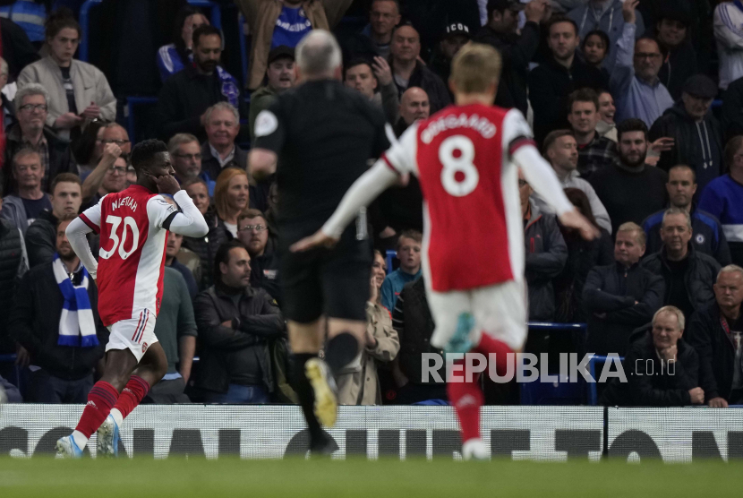 Pemain Arsenal Eddie Nketiah, kiri merayakan setelah mencetak gol pembuka pertandingan selama pertandingan sepak bola Liga Inggris antara Chelsea dan Arsenal di Stamford Bridge di London, Rabu, 20 April 2022.