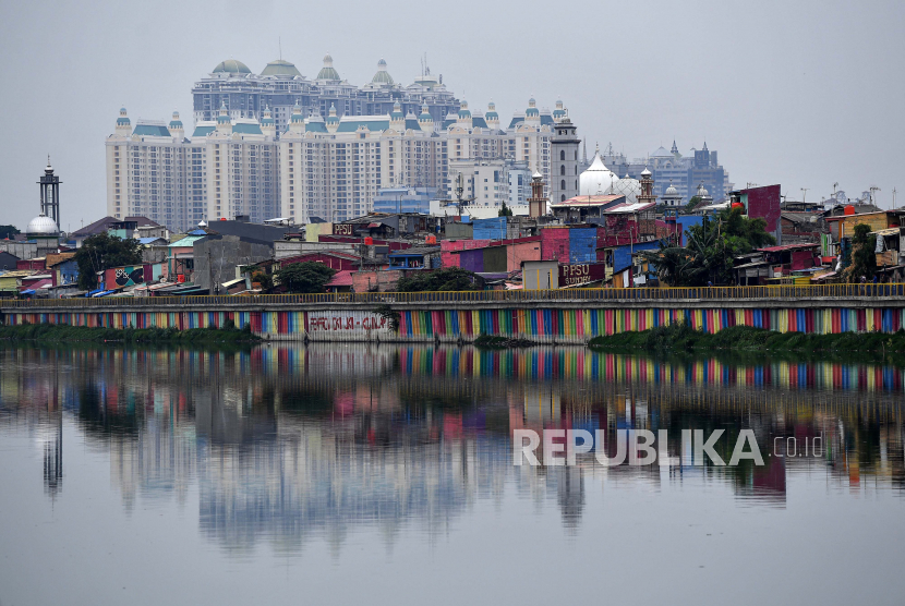 Suasana permukiman penduduk berlatar belakang hunian bertingkat di Danau Sunter, Jakarta Utara.