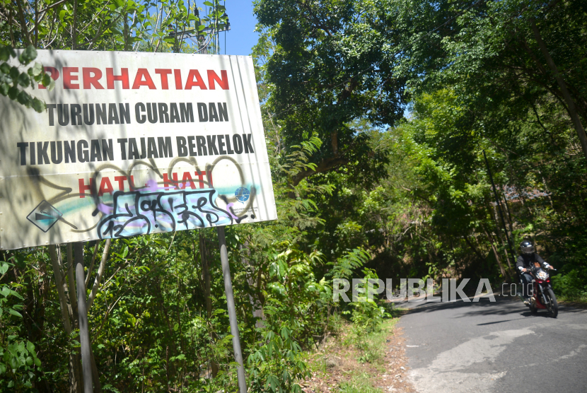 Tanda rambu peringatan terpasang di Jalur Cinomati, Jalan Pleret-Pathuk, Bukit Cinomati, Yogyakarta.