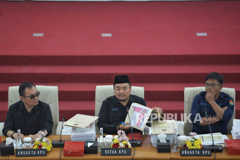 Ketua KPU Mochammad Afifuddin bersama anggota KPU memimpin rapat pleno rekapitulasi nasional Pemilu 2024 pascatindak lanjut putusan Mahkamah Konstitusi (MK) di Gedung KPU, Jakarta, Ahad (28/7/2024). Rapat pleno yang digelar pada hari batas akhir bagi KPU menggelar rekapitulasi nasional pascaputusan MK ini untuk mengubah sebagian Keputusan KPU Nomor 360 Tahun 2024 tentang Hasil Pemilu 2024 yang sebelumnya sudah disahkan pada 20 Maret 2024. Dalam kesempatan tersebut KPU juga mengumumkan bahwa Mochammad Afifuddin elah disepakati sebagai Ketua KPU RI secara definitif menggantikan Hasyim Asyari