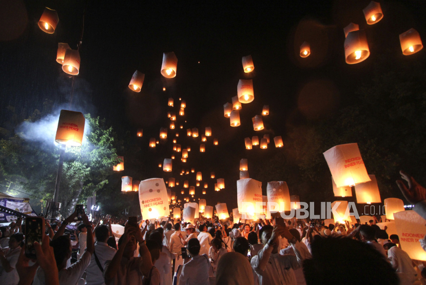 Masyarakat melepas lampion saat perayaan Waisak di Candi Borobudur, Magelang, Jawa Tengah, Kamis, (23/5/2024). Perayaan Waisak di Candi Borobudur dihadiri ribuan umat Buddha dan warga.