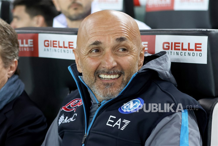 Pelatih Napoli Luciano Spalletti tersenyum jelang pesta juara timnya di kandang Udinese, Jumat (5/5/2023). 