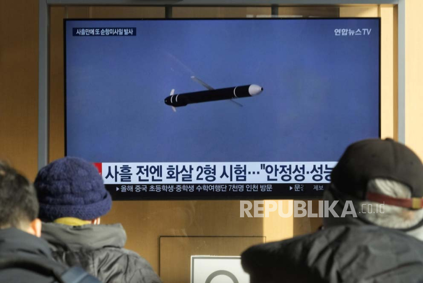Layar TV menampilkan gambar peluncuran rudal Korea Utara dalam program berita di Stasiun Kereta Api Seoul di Seoul, Korea Selatan, Jumat, (2/2/2024).