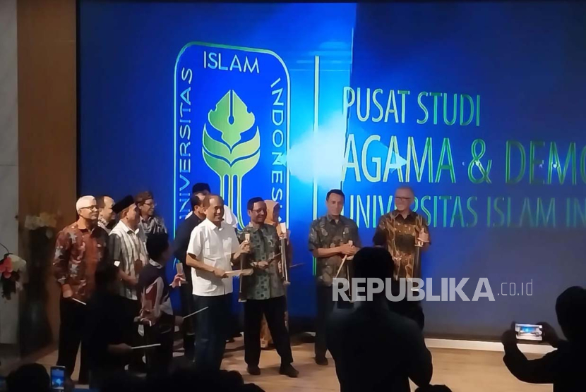 Universitas Islam Indonesia (UII) meluncurkan Pusat Studi Agama dan Demokrasi di Gedung Sardjito, Kampus Terpadu UII, Sleman (22/5/2024). ()