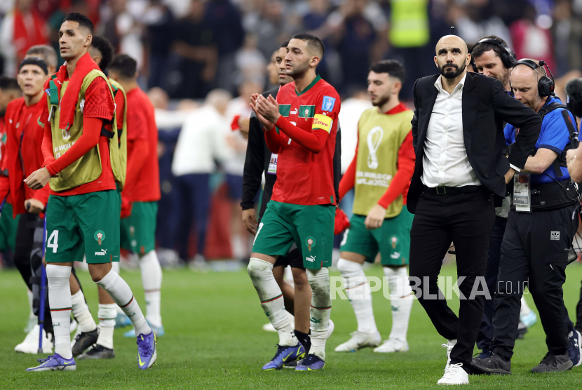 Pelatih timnas Maroko Walid Reragui (kanan) dan para pemain bereaksi setelah semifinal Piala Dunia FIFA 2022 antara Prancis dan Maroko di Stadion Al Bayt di Al Khor, Qatar,  Kamis (15/12/2022) dini hari WIB.