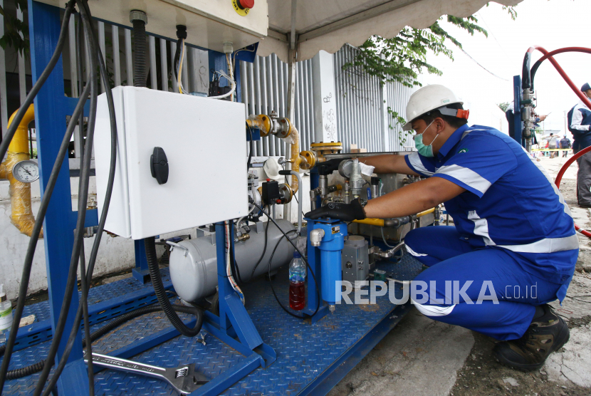 Petugas PGN memasok gas bumi di Wisma Atlet Kemayoran, Jakarta, Senin (23/2/2020). 
