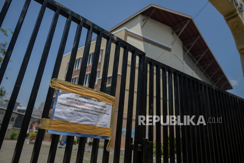 Papan informasi terpasang di Gelanggang Olahraga Remaja (GOR) Tambora, Jakarta, Rabu (26/8). Menurut Kasudin Kesahatan Jakarta Barat, Kristi Wathini  penempatan GOR Tambora sebagai tempat isolasi dilakukan karena belasan warga yang terinfeksi COVID-19 tidak memiliki tempat untuk isolasi mandiri yang layak mengingat kawasan Tambora merupakan pemukiman terpadat se-Asia Tenggara.