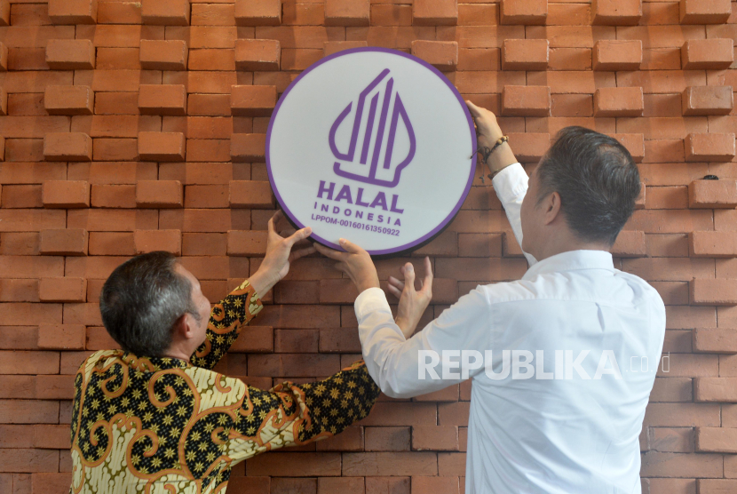 Pemasangan logo halal (ilustrasi). Badan Penyelenggara Jaminan Produk Halal (BPJPH) Kementerian Agama menegaskan akan memberikan sanksi kepada para pelaku usaha yang tidak memiliki sertifikat halal untuk produk-produknya pada 2024.