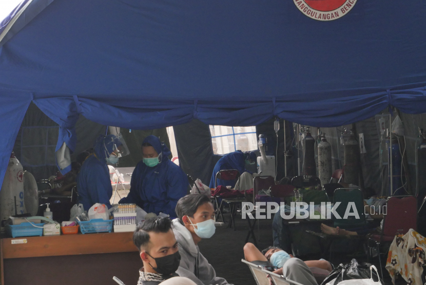 Pasien Covid-19 dirawat di tenda darurat khusus Covid-19 di RSUP Dr Sardjito, Yogyakarta, Kamis (1/7). Saat itu RS penuh karena membludaknya penderita Covid-19. (foto ilustrasi)
