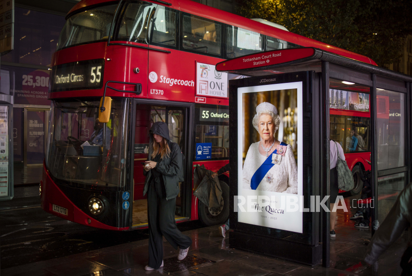 Sebuah poster di halte bus memperingati Ratu Inggris Elizabeth II di Tottenham Court Road, London, Inggris, 08 September 2022. Menurut pernyataan yang dikeluarkan oleh Istana Buckingham pada 08 September 2022, Ratu Inggris Elizabeth II telah meninggal di tanah miliknya di Skotlandia, Balmoral Castle, pada 08 September 2022. Ratu yang berusia 96 tahun adalah raja yang paling lama memerintah dalam sejarah Inggris. Lini Masa Perjalanan Hidup Ratu Elizabeth II