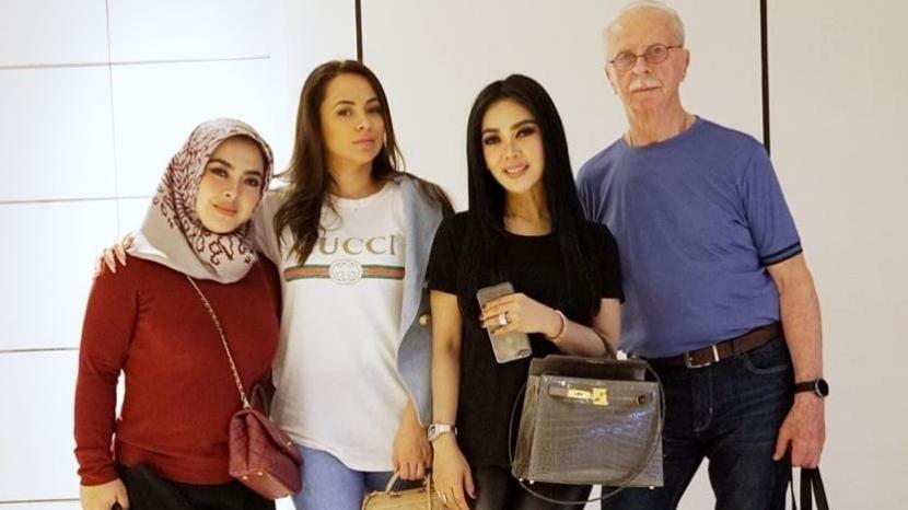 Syahrini: Youtuber Ini Sebut Laurens Bukan Ayah Angkat, Tapi... 