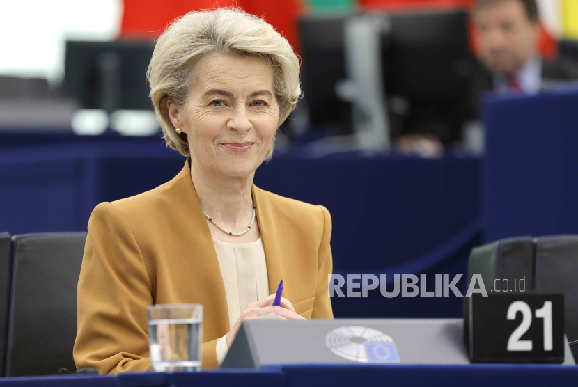 Ketua Komisi Eropa Ursula von der Leyen. Anggota Parlemen Eropa asal Irlandia, Clare Daly, menjulukinya Ibu Genosida.