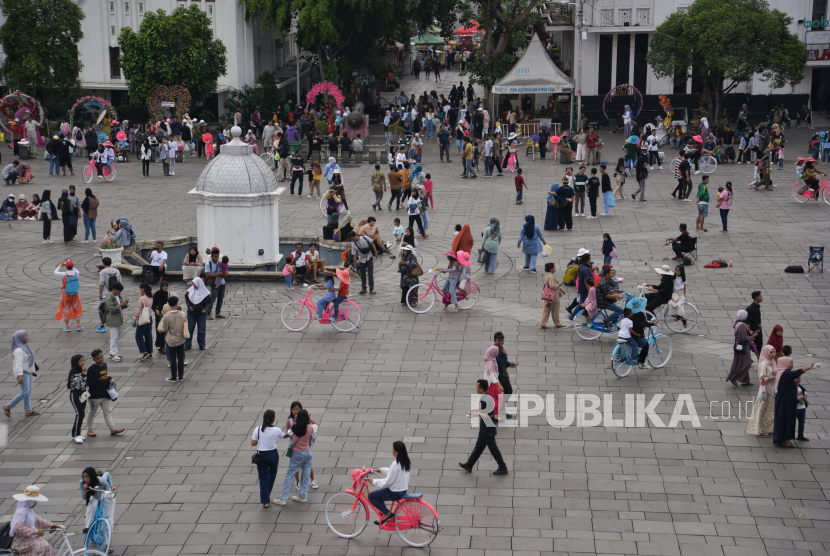 Warga berwisata di Taman Fatahillah, Kota Tua, Jakarta Barat, Rabu (1/5/2024). 