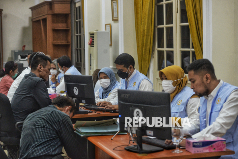 Petugas menerima laporan warga di Istana Wakil Presiden RI, Jakarta, Senin (11//11/2024). Wakil Presiden Gibran Rakabuming Raka meluncurkan program bernama Lapor Mas Wapres. Lewat program itu warga bisa menyampaikan keluhan, seran atau gagasan langsung. Layanan laporan di Istana Wakil Presiden itu dibuka pada senin hingga jumat mulai dari pukul 08.00 hingga 14.00 WIB. Selain itu, Wapres juga menfasilitasi laporan via WhatsApp di nomor 081117042207 sebagai alternatif laporan.