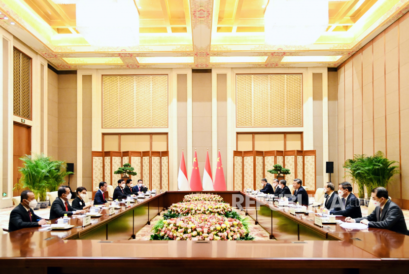 Presiden Joko Widodo (keempat kiri) melakukan pertemuan bilateral dengan Presiden China Xi Jinping (keempat kanan) di Villa 14, Diaoyutai State Guesthouse, Beijing, China, Selasa (26/7/2022). Kedua pemimpin negara tersebut melakukan pertemuan bilateral membahas penguatan kerja sama ekonomi hingga isu kawasan dan dunia. 