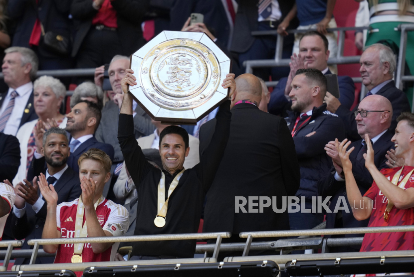 Pelatih Arsenal Mikel Arteta mengangkat trofi juara Community Shield 2023.