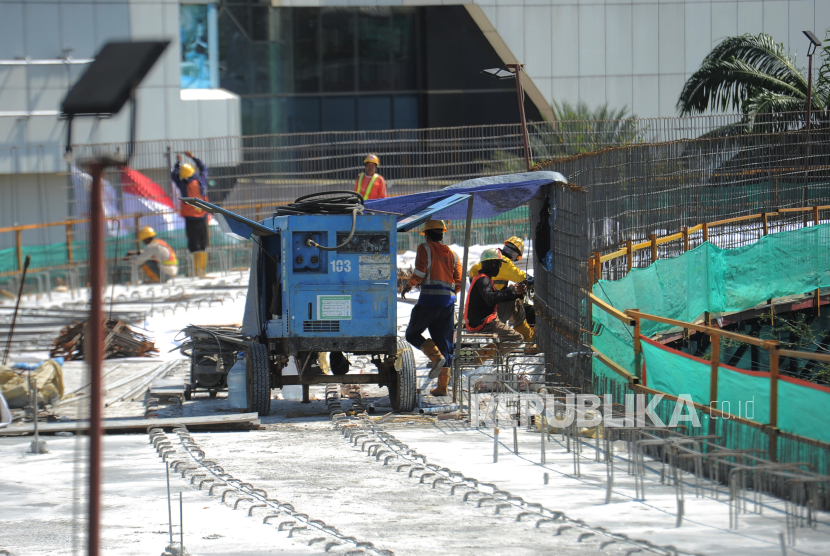 Sejumlah pekerja mengerjakan pembangunan konstruksi proyek LRT Jakarta fase 1B di Jalan Pemuda, Rawamangun, Pulogadung, Jakarta Timur, Rabu (11/9/2024).