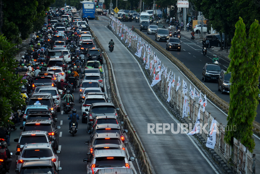 Alat peraga kampanye bendera PKS terpasang di Jalan Mampang, Jakarta Selatan. DPW PKS DKI menggandeng pembuat konten Youtube, Hasan Jr untuk gandeng pemilih muda.