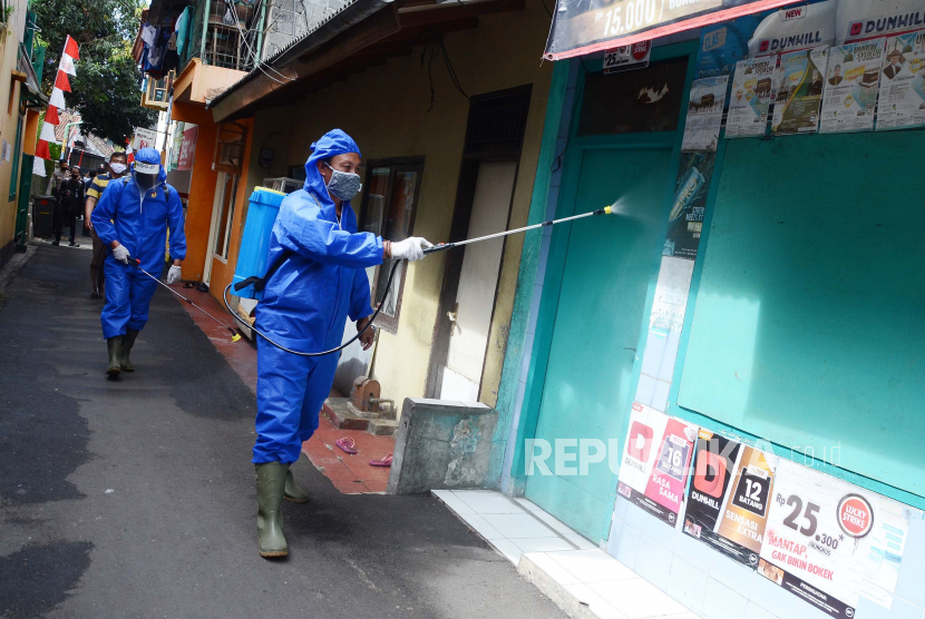 Warga melakukan penyemprotan desinfektan saat peremian Kampung Tangguh Nusantara. Gubernur Jabar menyebut saat ini masih ada dua klaster Covid-19 yang perlu diwaspadai di Bandung Raya.