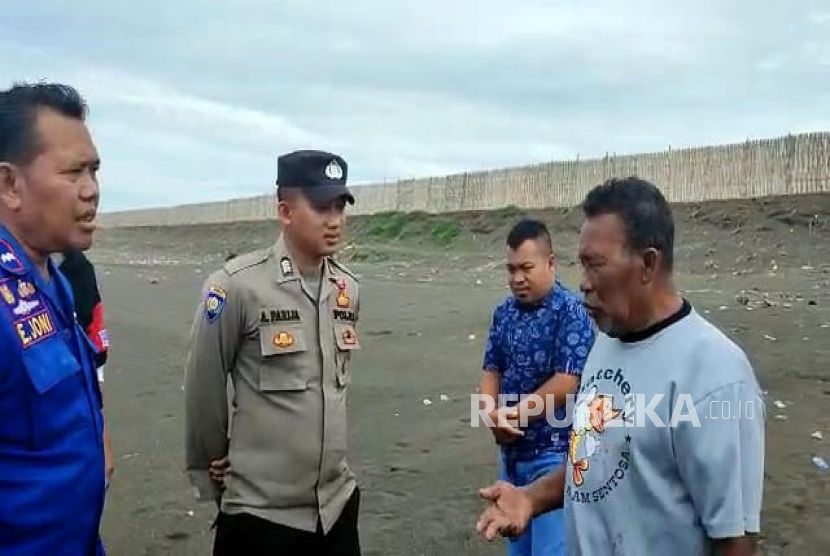 Polisi membantu seorang nelayan asal Lebak, Banten, yang terdampar di perairan Cikalong, Kabupaten Tasikmalaya, Jawa Barat, Selasa (31/1/2023).