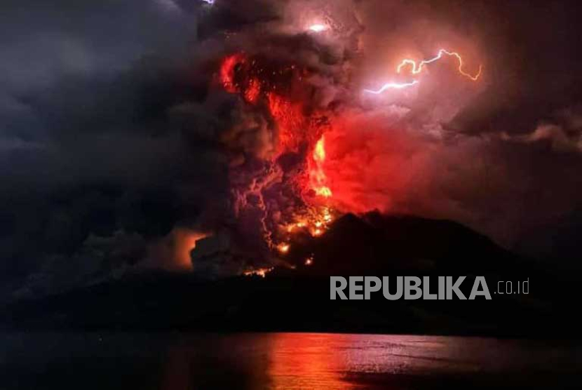 Terjadi erupsi Gunung Ruang di Kabupaten Sitaro, Sulawesi Utara pada hari Rabu, (17/4/2024).