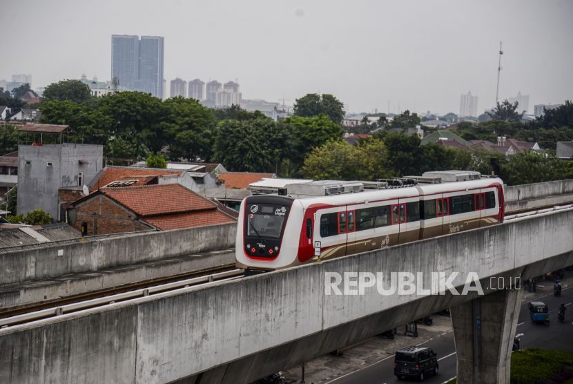 Rangkaian kereta LRT melintas di kawasan Rawamangun, Jakarta, Selasa (1/11/2022). Penjabat (Pj) Gubernur DKI Jakarta Heru Budi Hartono bersama Menteri Agraria, Infrastruktur, dan Transportasi Korea Selatan, Won Hee-ryong menaiki LRT Fase 1A, rute Stasiun Velodrome ke Stasiun Pegangsaan Dua pada Jumat (17/3/2023).