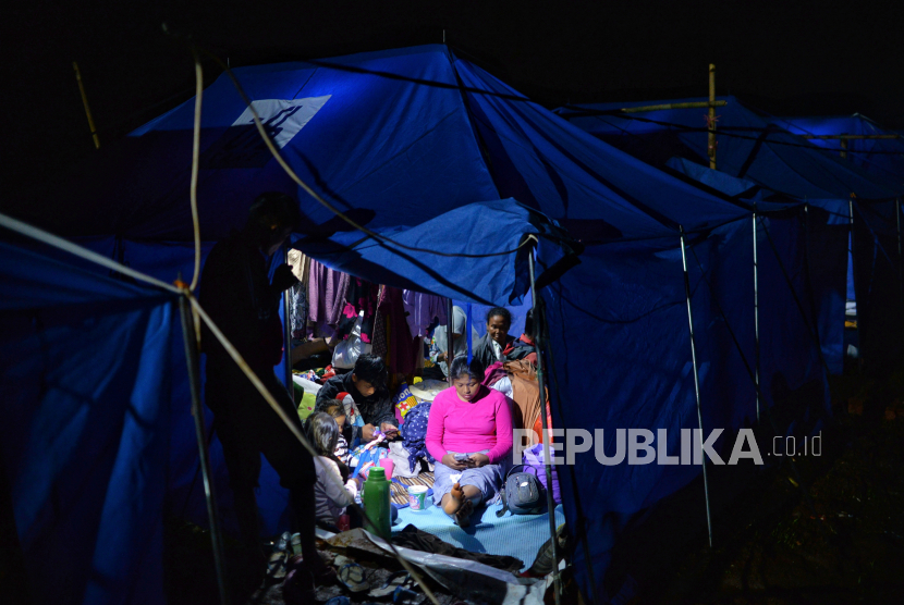 Pengungsi beraktivitas di dalam tenda darurat di Kampung Gitung, Desa Mangunkerta, Kecamatan Cugenang, Kabupaten Cianjur, Jawa Barat.