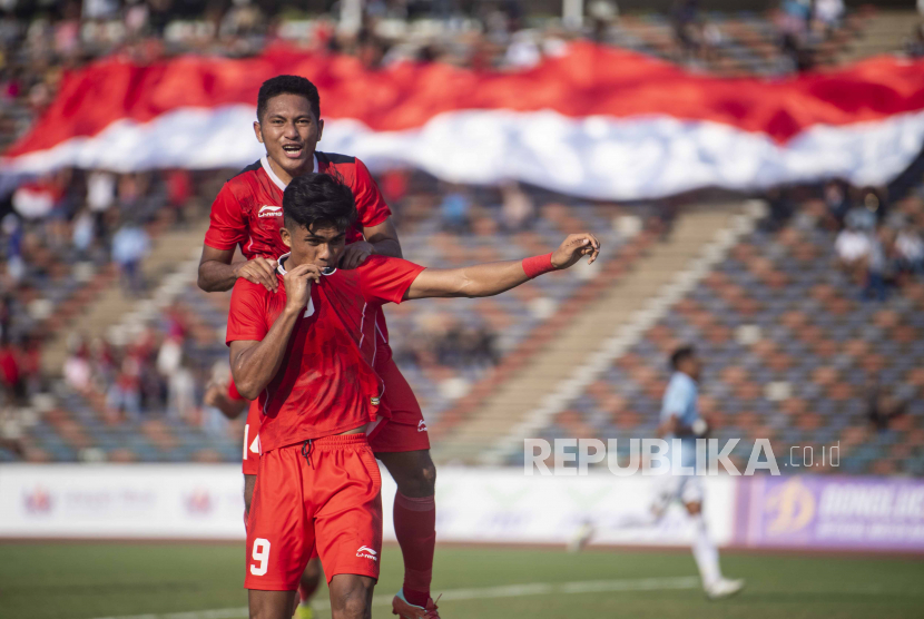 Pemain Timnas Indonesia U-22 Ramadhan Sananta (kiri) dan Fajar Fathur Rachman (kanan) merayakan gol usai membobol gawang Timnas Myanmar saat pertandingan Grup A Sepak Bola SEA Games 2023.