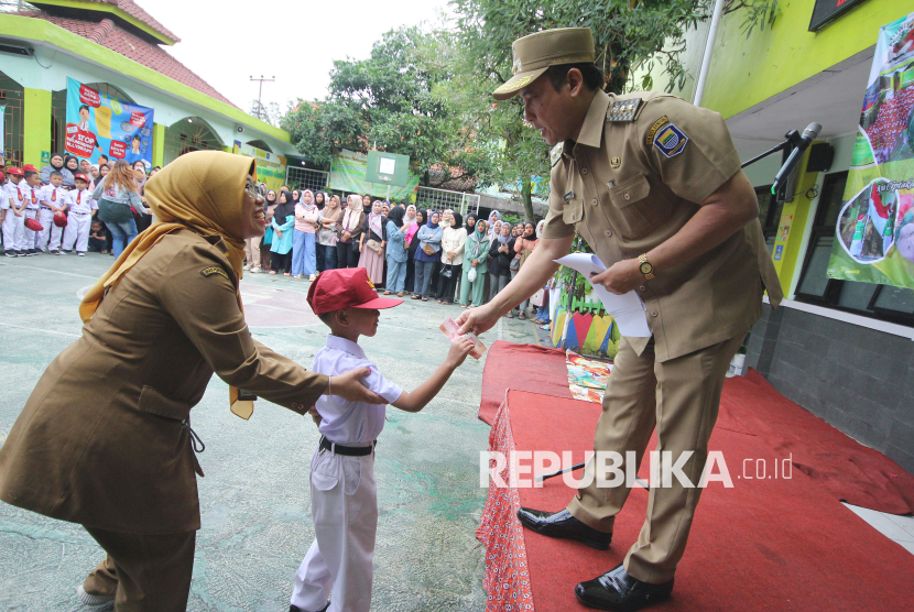 Ilustrasi masa pengenalan lingkungan sekolah (MPLS)