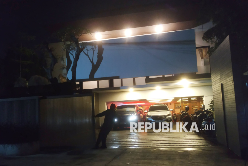 Sebuah mobil tampak keluar dari rumah Ridwan Kamil di Jalan Gunung Kencana, Ciumbeuleuit, Kota Bandung, Senin (10/3/2025) malam. KPK melakukan penggeledahan di rumah tersebut berkaitan dugaan kasus korupsi.