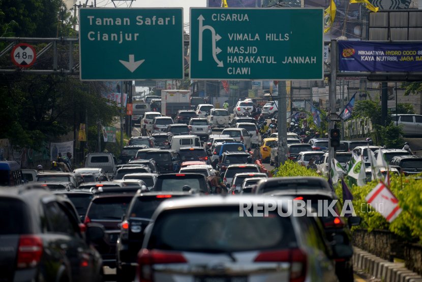 Sejumlah kendaraan mengantre saat menuju kawasan Puncak, Gadog, Bogor.