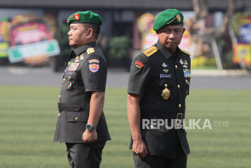 Kepala Staf Angkatan Darat (KSAD) Jenderal Agus Subiyanto dan pejabat lama Jenderal Dudung Abdurachman saat serah terima jabatan di Markas Besar Angkatan Darat, Jakarta Pusat, Jumat (27/10/2023). 