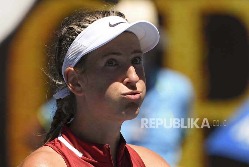 Reaksi Victoria Azarenka dari Belarusia setelah mengalahkan Elina Svitolina dari Ukraina dalam pertandingan putaran ketiga kejuaraan tenis Australia Terbuka di Melbourne, Australia, Jumat, 21 Januari 2022.