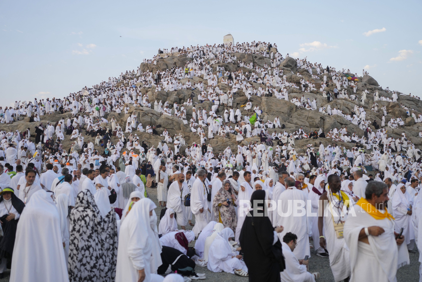 Umat Muslim berdoa di bukit berbatu yang dikenal Jabal Rahmah, Arafah, Mekah, Arab Saudi, Sabtu (15/6/2024). Jutaan umat muslim berkumpul di Padang Arafaf untuk melaksanakan prosesi wukuf.