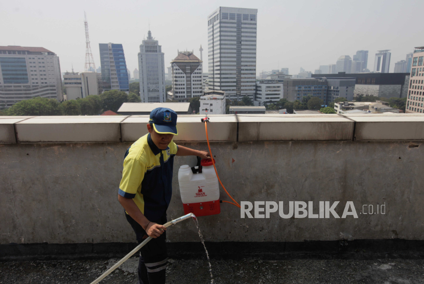 Petugas mengisi air untuk disemprotkan ke udara di Kantor Wali Kota Jakarta Pusat, Selasa (5/9/2023). Dalam satu hari, sekitar 1.000 liter air digunakan untuk menyemprotkan air ke udara pada pukul 08.00-11.00 WIB dan 13.00-16.00 WIB, sebagai upaya untuk mengurangi polusi udara di Jakarta.