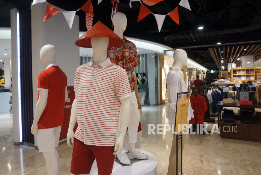 Produk pakaian di Lotte Shopping Avenue, Kuningan, Jakarta, Kamis (18/8/2022). Dokter merekomendasikan untuk menggunakan celana dalam berbahan katun.