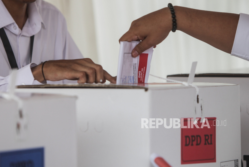 Pemilih muda saat akan memasukkan surat suara ke dalam kotak suara di Tempat Pemungutan Suara (TPS) 61, Lebak Bulus, Jakarta, Rabu (14/2/2024). 
