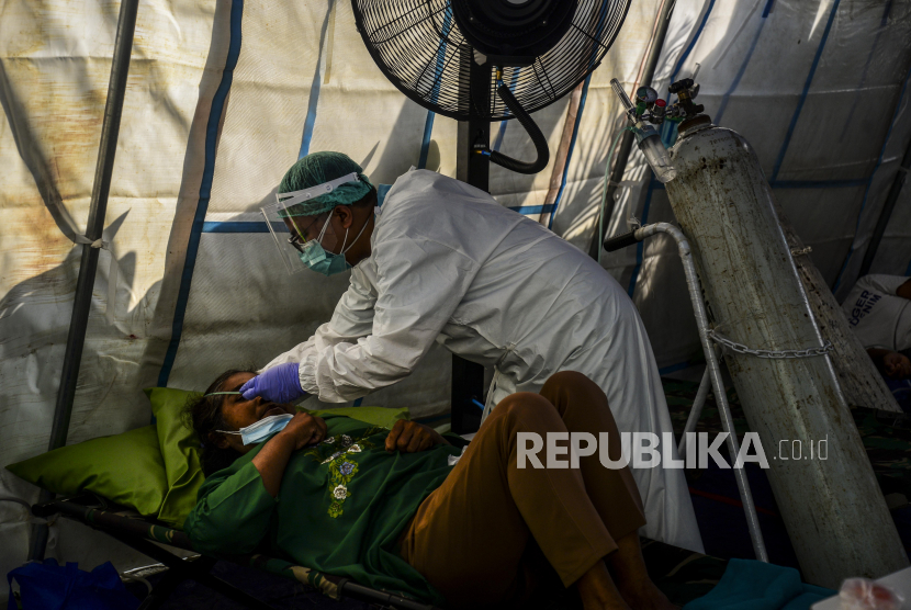 Anies: Masalah Pasokan Oksigen di Jakarta Bukan Stok Menipis. Petugas kesehatan memasangkan selang oksigen untuk pasien positif Covid-19 yang ditampung di tenda darurat Covid-19 di RSUD Kramat Jati, Jakarta, Jumat (25/6). Lonjakan kasus Covid-19 membuat beberapa rumah sakit di Jakarta menyiapkan tenda darurat untuk mengecek kesehatan kondisi pasien terlebih dahulu sebelum dirujuk ke IGD atau menjalani rawat inap. Republika/Putra M. Akbar