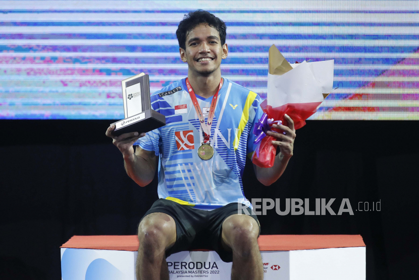 Chico Aura Dwi Wardoyo dari Indonesia berpose untuk foto setelah menang melawan Ng Ka-long dari Hong Kong pada pertandingan final putra di Perodua Malaysia Masters 2022 di Bukit Jalil, di luar Kuala Lumpur, Malaysia, 10 Juli 2022.