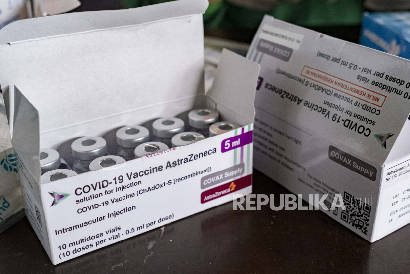 Satu pak botol vaksin Covid-19 AstraZeneca.