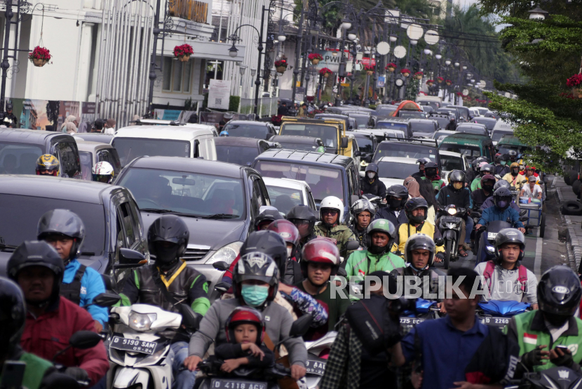 Kepadatan lalu lintas di kawasan Alun-alun Kota Bandung, Jalan Asia Afrika.