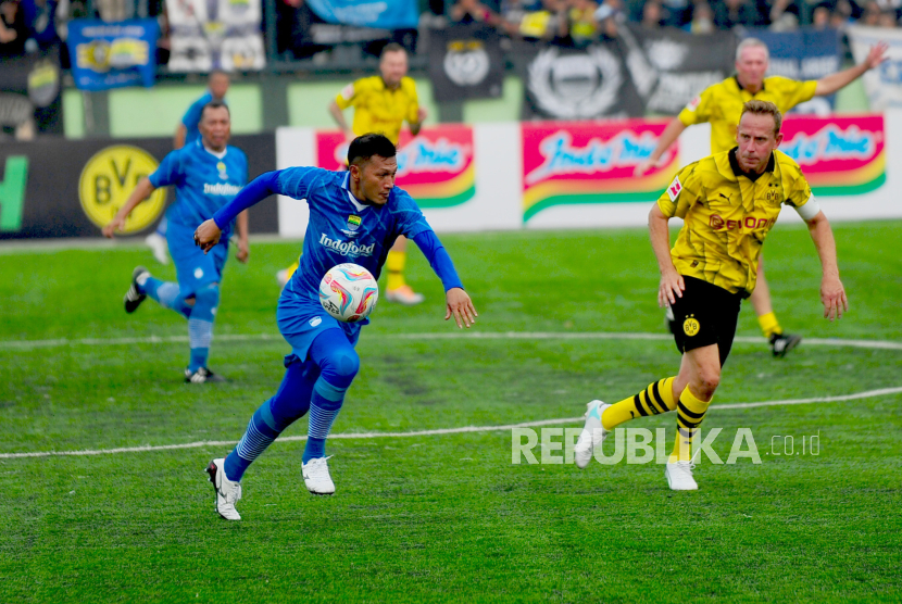 Striker Persib All Stars, Zaenal Arief, menggiring bola saat pertandingan melawan Borussia Dortmund (BVB) Legends di Stadion Siliwangi, Kota Bandung, Ahad (10/9/2023). 