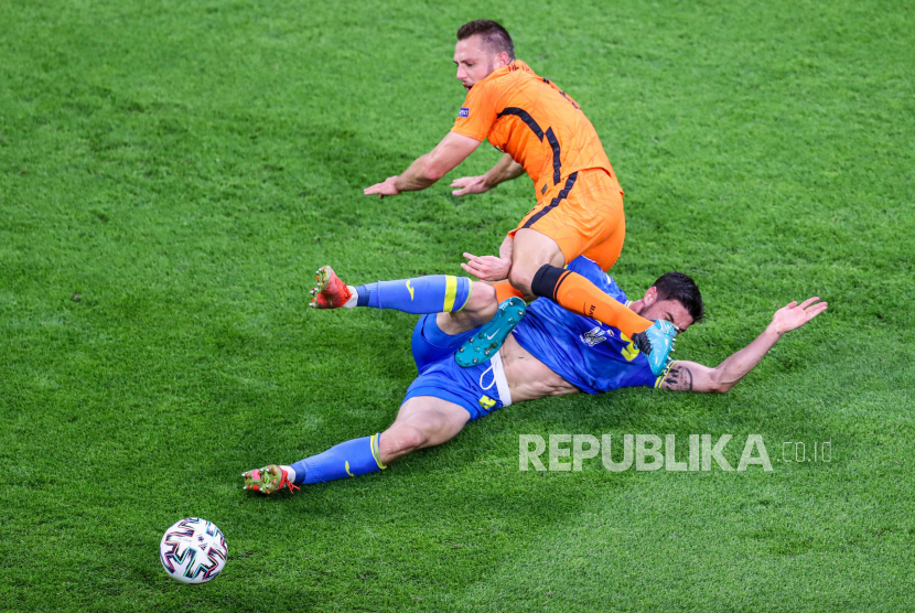 Stefan de Vrij dari Belanda beraksi selama pertandingan penyisihan grup C babak penyisihan UEFA EURO 2020 antara Belanda dan Ukraina di Amsterdam, Belanda, 13 Juni 2021.