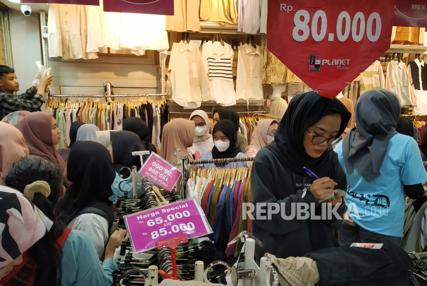Menjelang Lebaran, pengunjung memadati pusat perbelanjaan pakaian Pasar Baru, Kota Bandung, Jawa Barat, Kamis (4/4/2024).