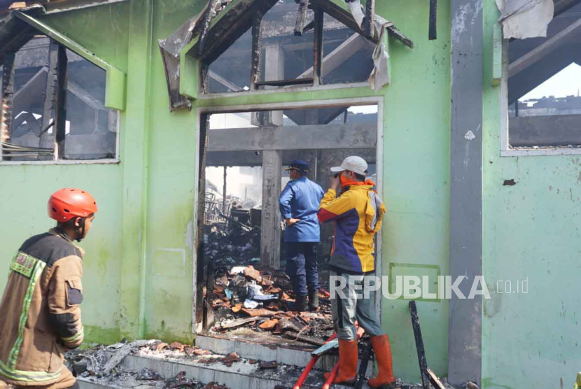 Petugas menangani kebakaran di gudang logistik RSUD dr Slamet, Kabupaten Garut, Jawa Barat, Ahad (1/10/2023). 