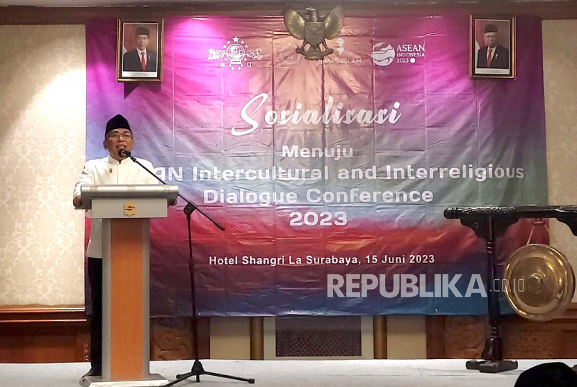 Ketua Pengurus Besar Nahdlatul Ulama (PBNU) Yahya Cholil Staquf membuka gelaran ASEAN Interculturan and Interreligious Dialogue Conference 2023 di Hotel Shangri-La Surabaya, Kamis (15/6/2023).