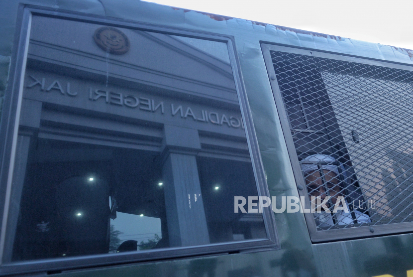 Terdakwa kasus dugaan pelanggaran karantina kesehatan Habib Rizieq Shihab (HRS) menaiki mobil tahanan usai menjalani sidang di Pengadilan Negeri Jakarta Timur. (ilustrasi)