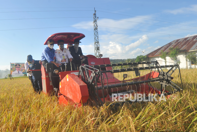 Menteri Pertanian (Mentan), Syahrul Yasin Limpo (tengah) mendorong modernisasi sektor pertanian.