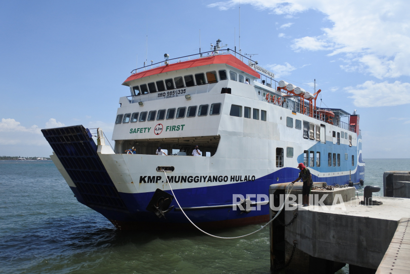 Kapal Motor Penyeberangan (KMP) Munggiyango Hulalo bersiap melakukan pelayaran perdana di Pelabuhan Penyeberangan Jangkar, Situbondo, Jawa Timur.  Sektor transportasi laut terkontraksi 17,48 persen dari sisi angkutan dan pergudangan pada Kuartal II 2020 akibat pandemi COVID-19.